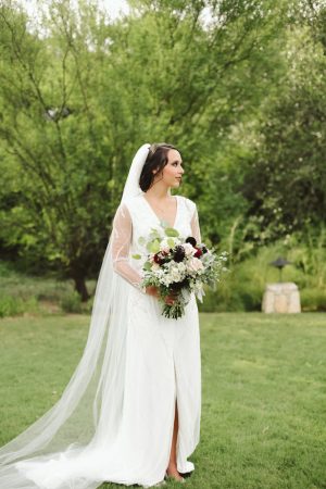 Long sleeve wedding dress - Photo: Elizabeth Bristol