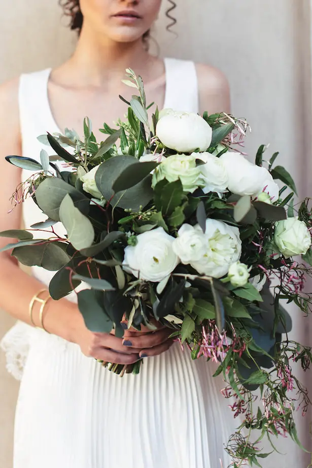 Modern wedding bouquet with greenery and white flowers- Photography: Miriam Callegari