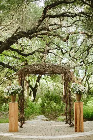 Outdoor rustic wedding ceremony arch - Photo: Elizabeth Bristol