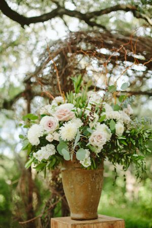 Outdoor rustic wedding ceremony flowers - Photo: Elizabeth Bristol