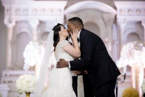 Romantic wedding photo kiss - Photo: Hollywood Pro Weddings