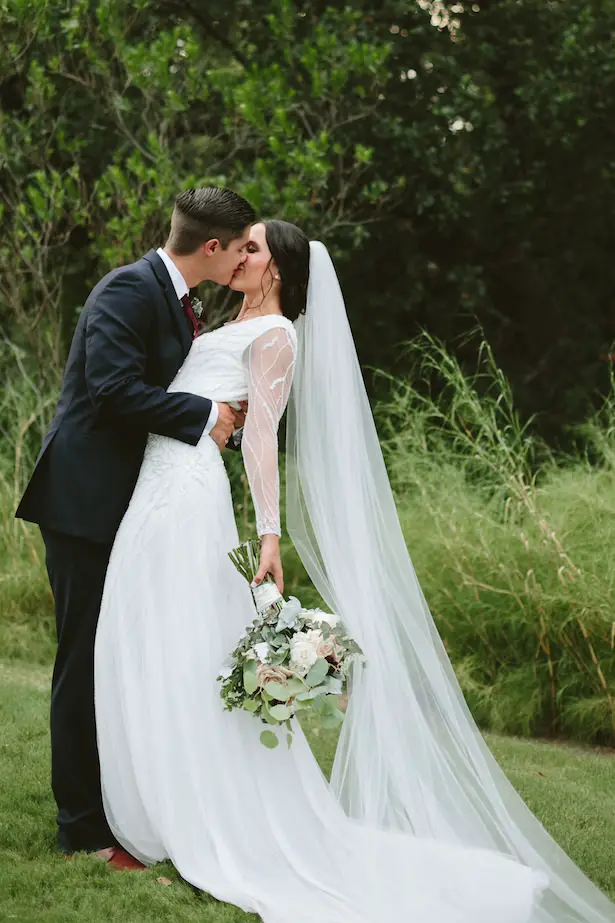 Elegant Rustic Wedding - Photo: Elizabeth Bristol