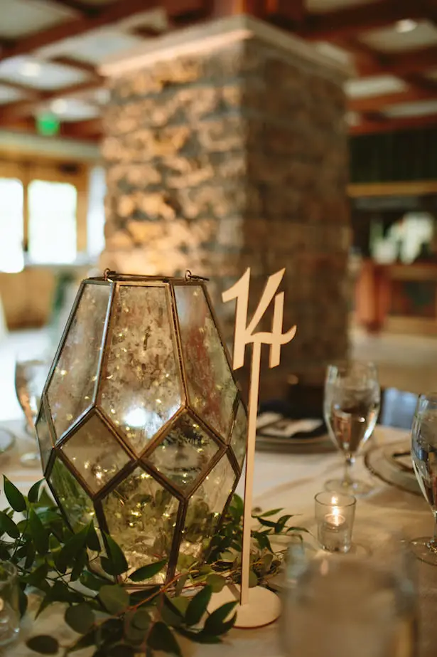 Simple wedding centerpiece - Photo: Elizabeth Bristol 