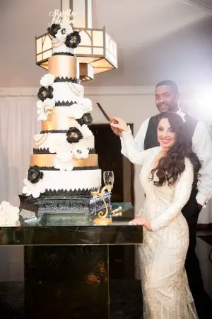 Wedding Cake cutting - Photo: Hollywood Pro Weddings