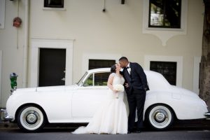 White vintage wedding car - Photo: Hollywood Pro Weddings