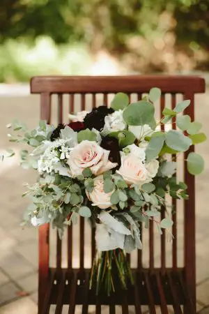 Wild wedding bouquet - Photo: Elizabeth Bristol
