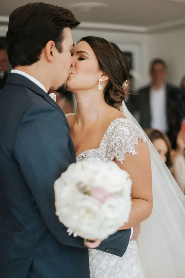 Romantic Wedding Kiss Photo - Photo: Pablo Díaz