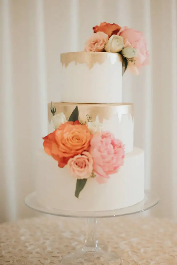 modern wedding cake with roses - Photo: Pablo Díaz