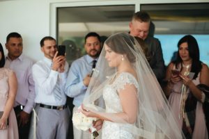 Glamorous Wedding Dress with veil - Photo: Pablo Díaz