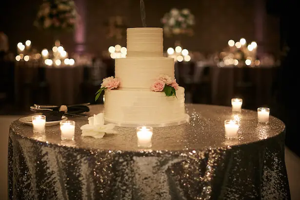 Elegant wedding cake table - Wasio Photography