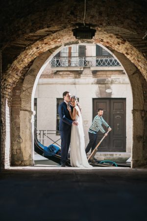Romantic Venice Wedding Photo - Nora Photography