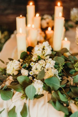 White and green Wedding Table Centerpiece - Photo: Dewitt for Love LL