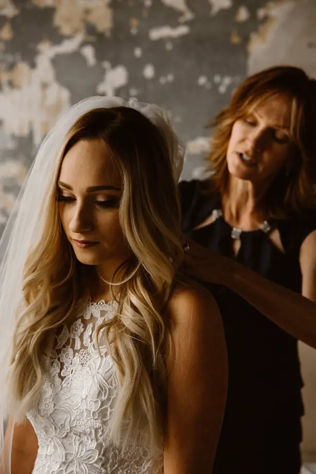 Bride Getting Ready - T&K PHOTOGRAPHY