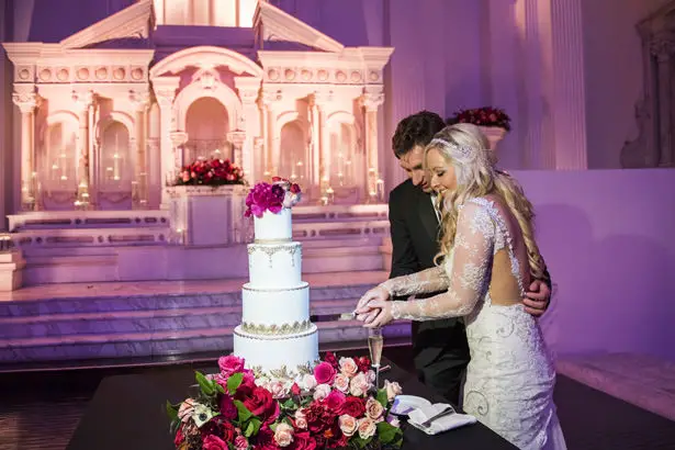 Cutting Wedding Cake - Photography: The Big Affair