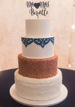 White and Blue Wedding Cake - Photography: Sabel Moments