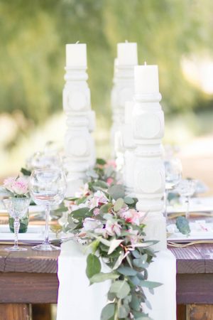 Greenery garland wedding centerpiece with pink flowers- Janita Mestre Photography