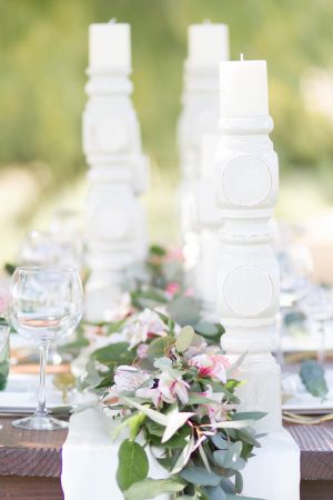Greenery garland wedding centerpiece with pink flowers- Janita Mestre Photography