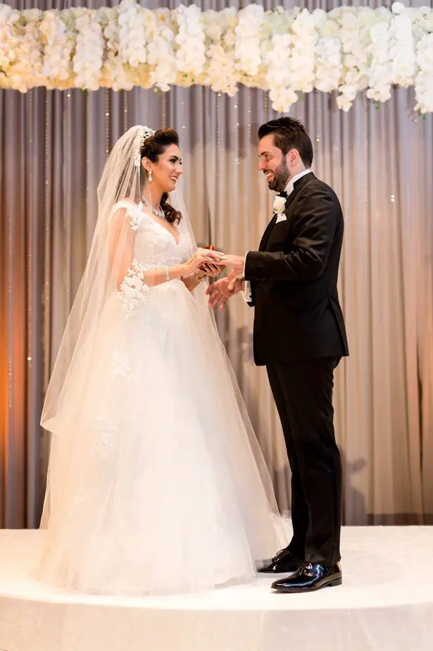 Ballroom luxury wedding ceremony - Photographer: Julia Franzosa
