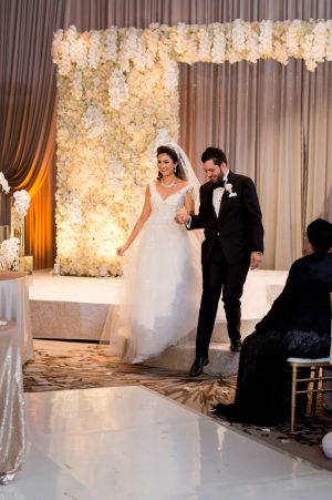 Indoor wedding ceremony - Photographer: Julia Franzosa