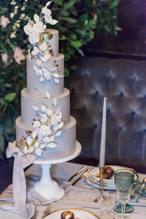 Luxe Romance modern greay wedding cake with gold details and with sugar flowers - Amanda Karen Photography