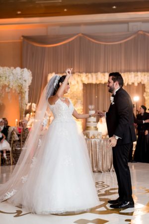 Luxury wedding first dance - Photographer: Julia Franzosa