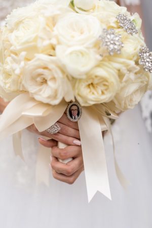 Wedding bouquet charm - Photographer: Julia Franzosa