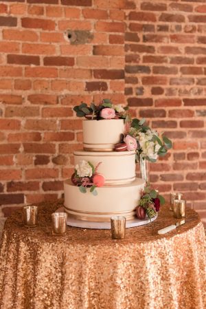 Classic ivory and gold wedding cake - Photography by Marirosa