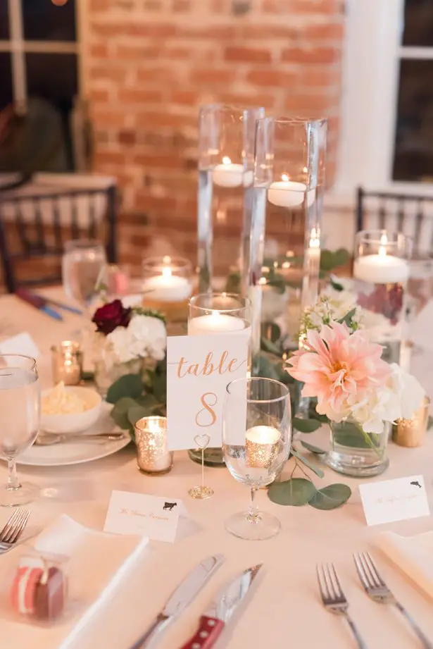 Floating candles and greenery wedding centerpiece - Photography by Marirosa