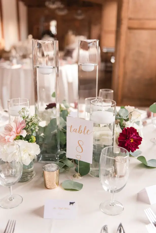 Floating candles and greenery wedding centerpiece - Photography by Marirosa