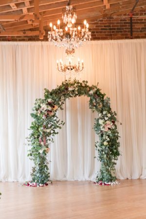 Greenery arch wedding ceremony decor - Photography by Marirosa