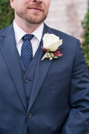 Groom Navy blue suit and white boutonniere - Photography by Marirosa