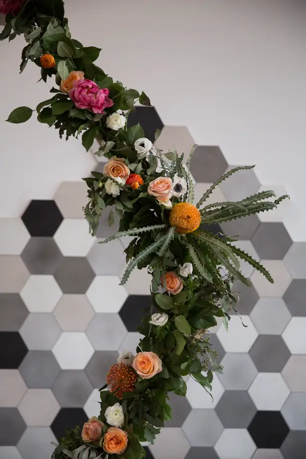 Modern wedding arch with citrus hues - OANA FOTO