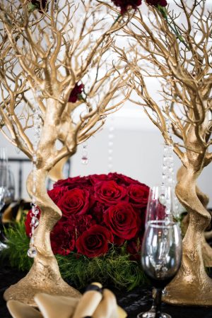 Red rose wedding centerpiece - Daylin Lavoy Photogaphy