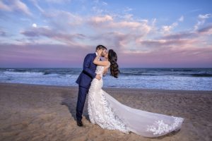 Romantic wedding photo kiss - Photography: Adam Opris