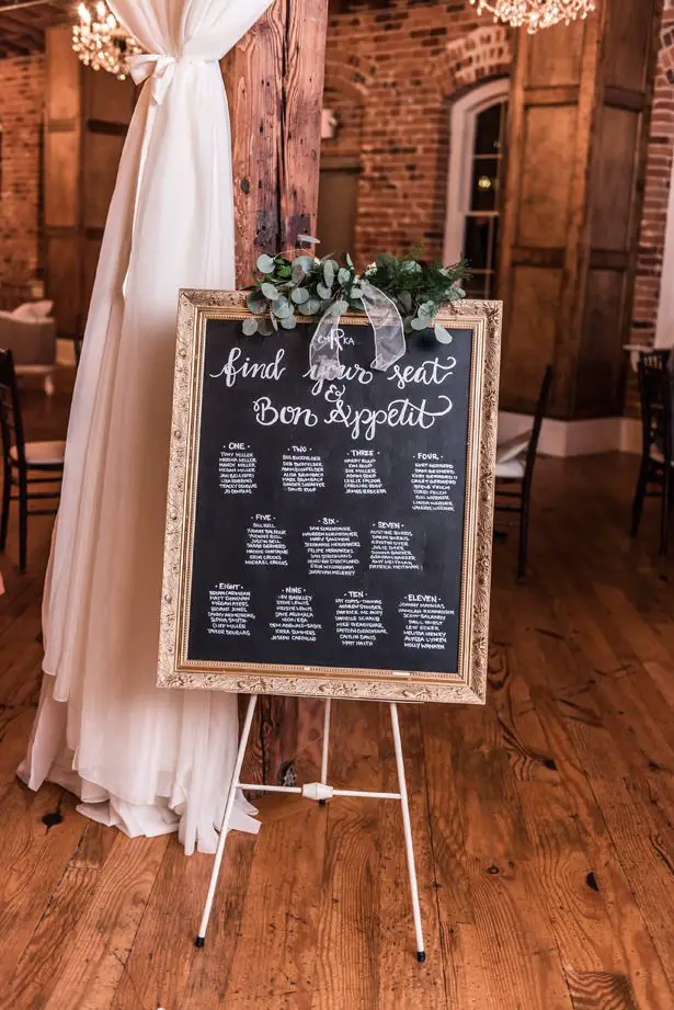 Wedding table seating chart - Photography by Marirosa