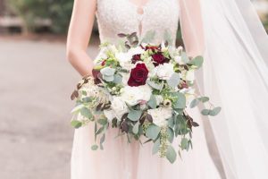 Wild greenery wedding bouquet- Photography by Marirosa