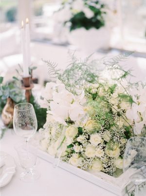 Elegant White Rose Table Centerpiece - Sergio Sorrentino Fotografie