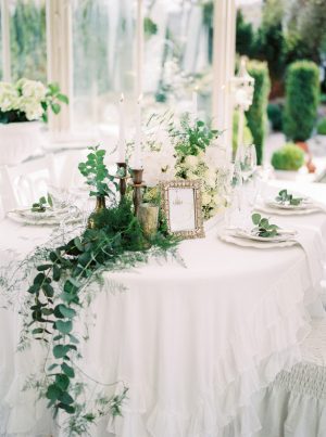 Elegant White Wedding Tablescape with Greenery - Sergio Sorrentino Fotografie
