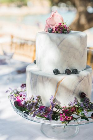 Marble Wedding Cake with Blue Berries - Heike Moellers Photography