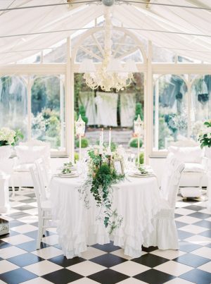 Vintage All White Wedding Tablescape with Greenery - Sergio Sorrentino Fotografie