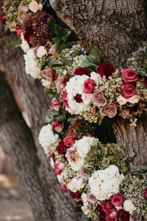 Outdoor Wedding Flowers - The Blushing Details / Quattro Studios