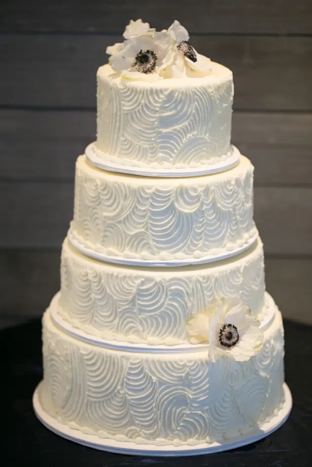 White buttercream wedding cake - Alice Hq Photography