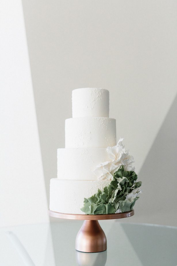 Contemporary white and green wedding cake - Photography: Kate Osborne