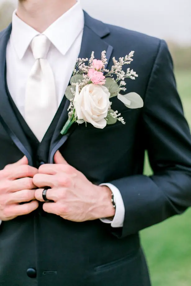 Groom black and white suit with boutonniere - Photography: Lauren Westra