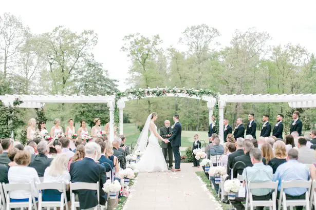 Outdoor wedding ceremony - Photography: Lauren Westra
