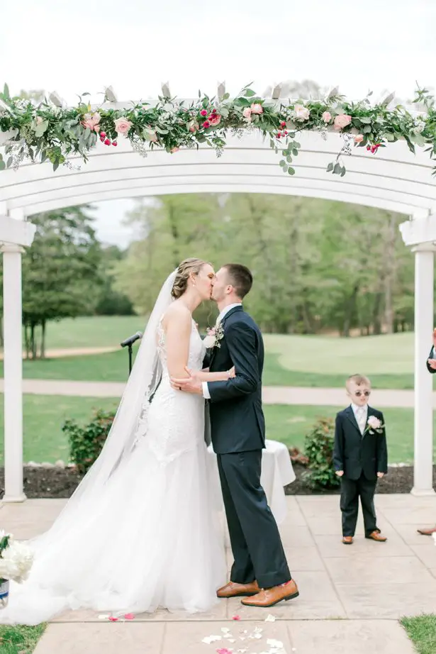 Romantic wedding photo -kiss outdoor ceremony - Photography: Lauren Westra