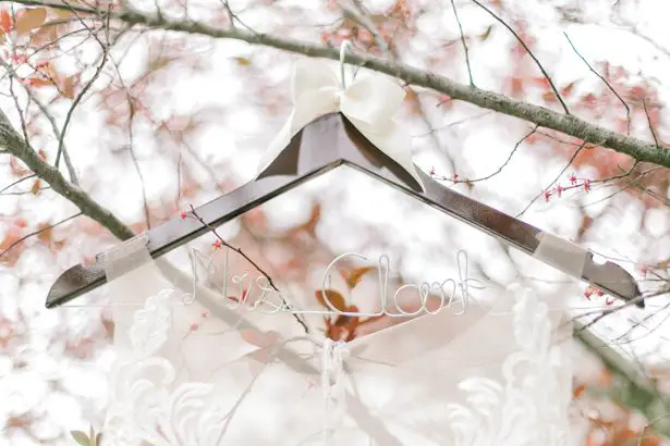 wedding hanger - Photography: Lauren Westra