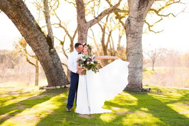 Romantic wedding photo - Holley Elizabeth Photography