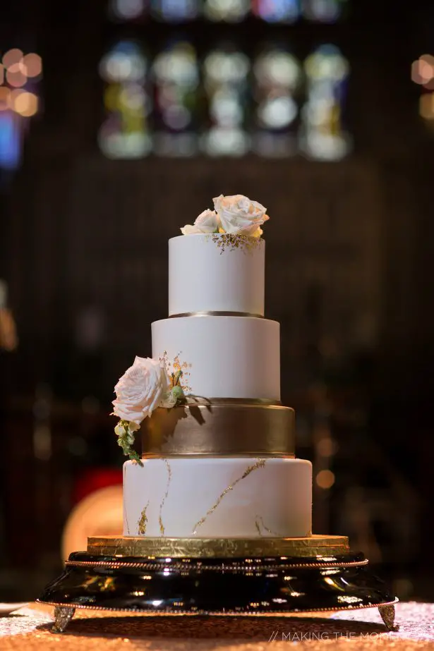 White and gold luxury wedding cake with fresh roses - Photography: Making the Moment 