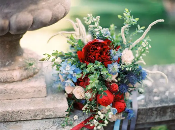 Red and blue wedding bouquet - Photography: The cablookfotolab